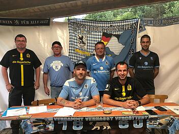 Das ist der Vorstand der Saaletal-Löwen, ein junger Fanclub des TSV 1860 München. Foto: Tamara Neder