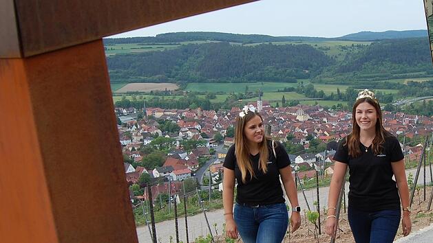 Die fr&auml;nkische Weink&ouml;nigin Carolin Meyer und die Hammelburger Weinprinzessin Louisa Silberbach (links) erkundeten den Terroir-f-Punkt &uuml;ber Hammelburg.