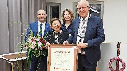 Die neue Hirschaider Ehrenbürgerin Romana Gensel (Zweite von links) umrahmt von den drei Hirschaider Bürgermeistern.