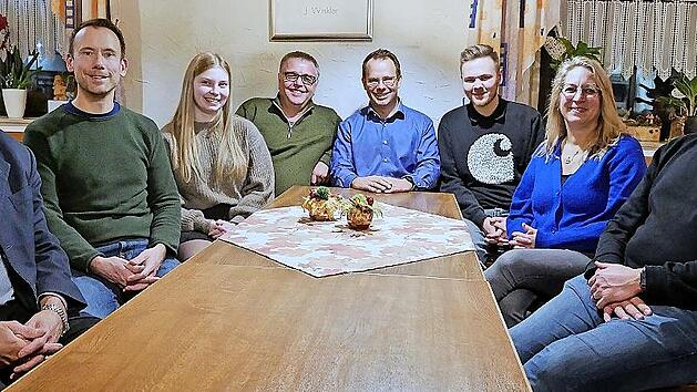 Der neue Vorstand der Faschingsgesellschaft Steinwiesen (von links): B&uuml;rgermeister Gerhard Wunder, Frank H&ouml;hn, Silja Rehwald, J&uuml;rgen Deuerling, Sven Schuster, Pascal Str&ouml;hlein, Alexandra Schmittdorsch und Christian M&uuml;ller