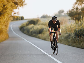 Symbolbild: Radfahrer mit Fahrradbrille