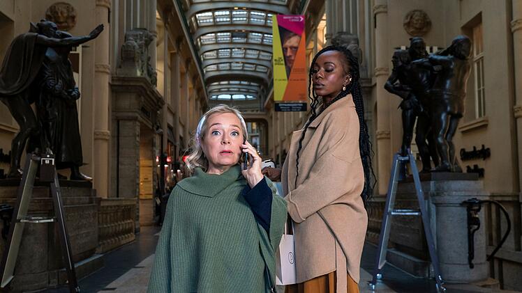 Eva Schatz (ChrisTine Urspruch, links) kommt mit ihrer besten Freundin und rechten Hand Sissi (Karmela Shako) beruflich oftmals an ihre Toleranzgrenzen. Dass Sissi gerne aus dem Nähkästchen plaudert, wird der akkuraten Eva zum Verhängnis ...