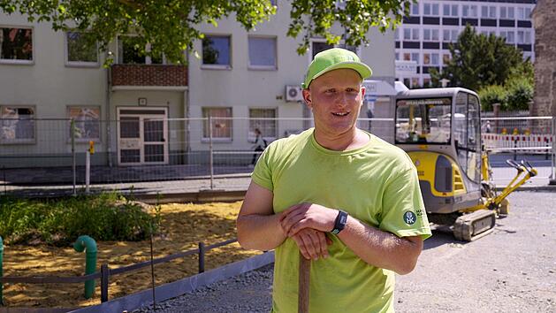 Der Gärtner Tom Klose arbeitet in Braunschweig an einem Pocket-Park, für den mehrere Parkplätze geopfert wurden. Für das Projekt bekam die Stadt viel Lob, aber auch Unmut von den Anwohnern.