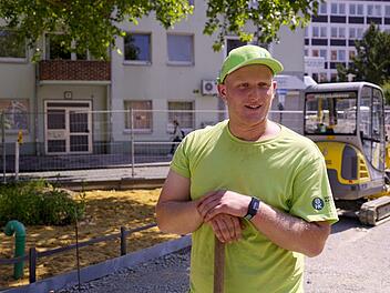 Der Gärtner Tom Klose arbeitet in Braunschweig an einem Pocket-Park, für den mehrere Parkplätze geopfert wurden. Für das Projekt bekam die Stadt viel Lob, aber auch Unmut von den Anwohnern.