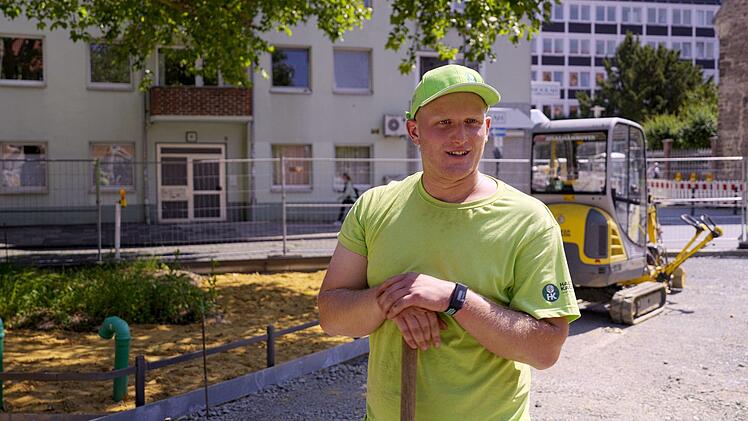 Der Gärtner Tom Klose arbeitet in Braunschweig an einem Pocket-Park, für den mehrere Parkplätze geopfert wurden. Für das Projekt bekam die Stadt viel Lob, aber auch Unmut von den Anwohnern.