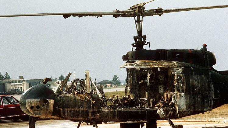 Der ausgebrannte Hubschrauber des Bundesgrenzschutzes (BGS), in dem in der Nacht zum 6. September ein Teil der Geiseln ums Leben kamen.  Foto: Göttert/dpa