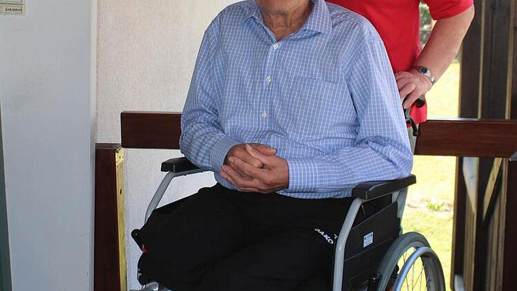 Über eine Rampe erreicht Gottfried Watzer sein Haus. Foto: Maria Leicht