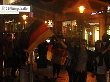 Jubelnde Fans in der nächtlichen Hindenburgstraße nach dem 7:1-Erfolg des DFB-Teams gegen Brasilien.Fotos: Jochen Berger