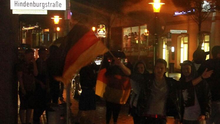Jubelnde Fans in der nächtlichen Hindenburgstraße nach dem 7:1-Erfolg des DFB-Teams gegen Brasilien.Fotos: Jochen Berger