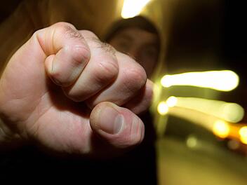 Nicht immer wenn die Fäuste fliegen, muss es sich gleich um eine vorsätzliche Körperverletzung handeln. Das Amtsgericht sprach am Mittwoch einen 30-Jährigen von diesem Vorwurf frei, obwohl der Gegner kleinere Verletzungen davon getragen hatte. Die Zeugenaussagen dazu waren widersprüchlich. Foto: Archiv/dpa