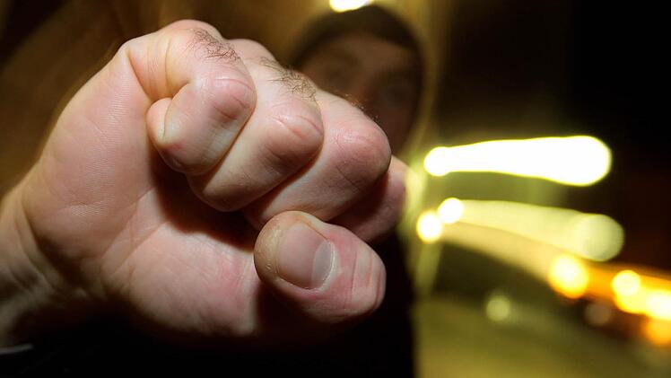 Nicht immer wenn die Fäuste fliegen, muss es sich gleich um eine vorsätzliche Körperverletzung handeln. Das Amtsgericht sprach am Mittwoch einen 30-Jährigen von diesem Vorwurf frei, obwohl der Gegner kleinere Verletzungen davon getragen hatte. Die Zeugenaussagen dazu waren widersprüchlich. Foto: Archiv/dpa