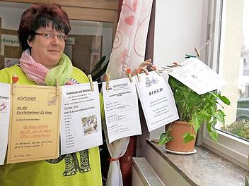 Angebote, so weit das Auge reicht: Susanne Forkel will, dass die Neustadter nicht nur durch Fenster in den "Teddybär" hineinschauen, sondern auch durch die Tür in den Awo-Treff hinein kommen. Dafür will sie, wenn sich genug Ehrenamtliche finden, das Programm für Neustadter aller Generationen noch ein bisschen ausbauen. Foto: Berthold Köhler
