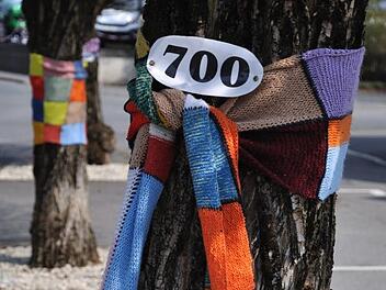 Zahlreiche Bäume in Fürth am Berg wurden wegen der anstehenden 700-Jahrfeier mit bunten Schals geschmückt.  Fotos: Harald Koch
