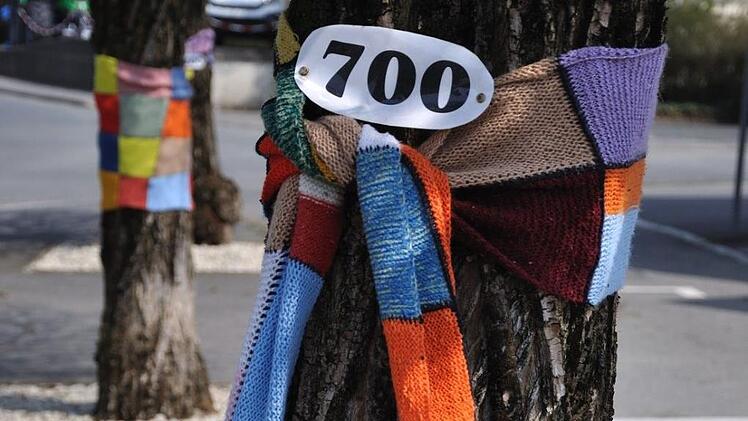 Zahlreiche Bäume in Fürth am Berg wurden wegen der anstehenden 700-Jahrfeier mit bunten Schals geschmückt.  Fotos: Harald Koch