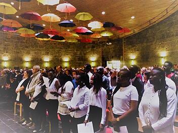 Im Festgottesdienst war die Feuersteinkirche bis auf den letzten Platz gefüllt (Foto oben).Trommelzauber beim Mitmachkonzert: Ein Tusch auf die Bistumspartnerschaft.