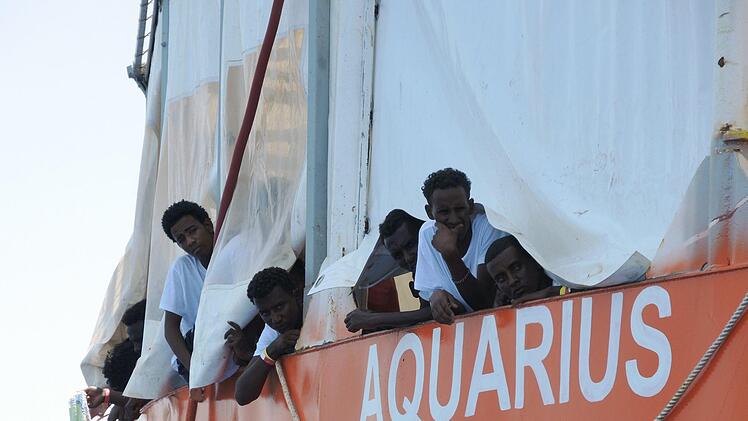 Ihr wurde erstmals die Einfahrt in einen italienischen Hafen verwehrt: Die "Aquarius" von Ärzte ohne Grenzen und SOS Méditerranée. Foto: Lena Klimkeit/dpa