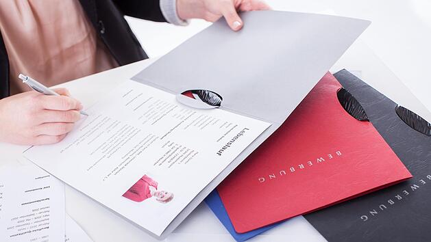 Es ist wieder Bewerbungszeit. Nach dem Schulabschluss suchen viele junge Menschen nach einem Ausbildungsplatz. Symbolfoto: Christin Klose/dpa