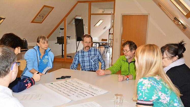 Der Kreisjugendring will verbindliche Regeln für den Umgang mit Smartphones während seiner Fahrten und Freizeiten einführen. Foto: privat