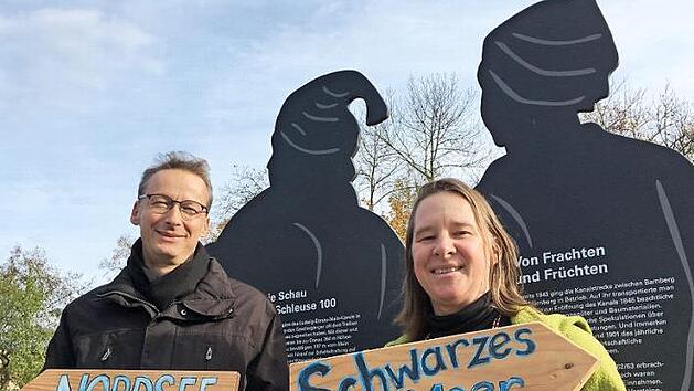 Wo geht's zur Nordsee und wo zum Schwarzen Meer? Bambergs neuer Tourismuschef Michael Heger und Anne Schmitt vom Flussparadies Franken an der historischen Schleuse 100 in Bamberg Foto: TKS Bamberg