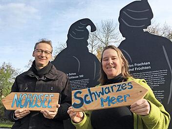 Wo geht's zur Nordsee und wo zum Schwarzen Meer? Bambergs neuer Tourismuschef Michael Heger und Anne Schmitt vom Flussparadies Franken an der historischen Schleuse 100 in Bamberg Foto: TKS Bamberg