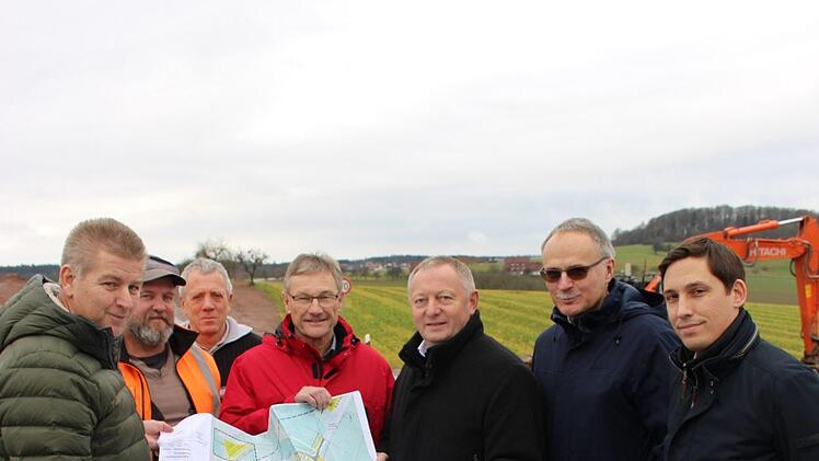 Steffen Kiesel, Norbert Zink, Helmut Nies, Wilhelm Friedrichs, Thomas Bold, Roland Limpert und Sebastian Hobler (v.l.) begutachten die neue Straße KG 30. Julia Raab
