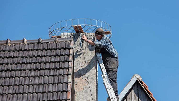 Die Störche können kommen. Auf dem Kamin wurde ein massives Drahtgestell befestigt und anschließend mit Reisig aufgefüllt. Fotos: Klaus Gagel