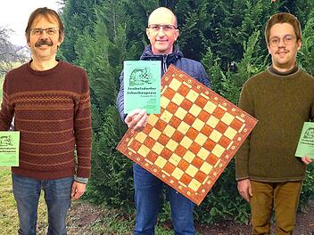 Pandemiebedingt als Fotomontage, aber jeder für sich mit dem gemeinsamen Comeback-Heft: Matthias Bergmann, Michael Kolb, Kilian Mager (v.l.) vom Schachverein Seubelsdorf schafften im Expresstempo die 41. Auflage ihrer Vereinszeitung "Seubelsdorfer Schachexpress" - und das nach 21 Jahren Pause. Fotomontage: Christian Voll