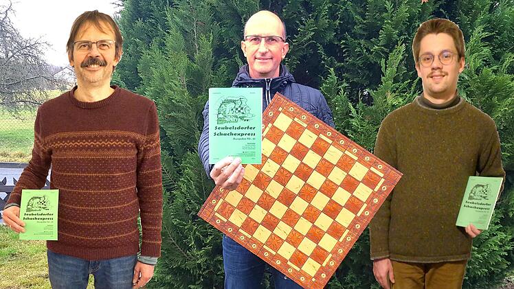Pandemiebedingt als Fotomontage, aber jeder für sich mit dem gemeinsamen Comeback-Heft: Matthias Bergmann, Michael Kolb, Kilian Mager (v.l.) vom Schachverein Seubelsdorf schafften im Expresstempo die 41. Auflage ihrer Vereinszeitung "Seubelsdorfer Schachexpress" - und das nach 21 Jahren Pause. Fotomontage: Christian Voll