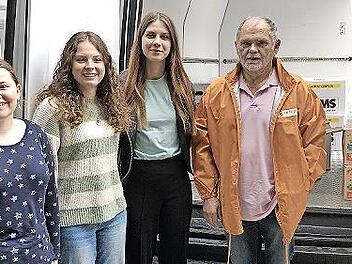 Die Schülerinnen (von links) Laura Wasser, Mona Metz und Lara Heuring sowie Herr Memmel von der Tafel mit dem gepackten Kleintransporter.