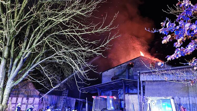 Feuer in Höfen: Stall mit 50 Rindern in Vollbrand löst Großeinsatz aus