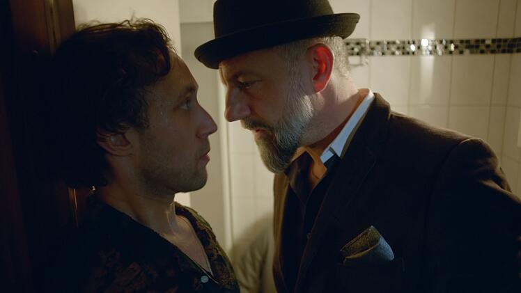 King (Das Bo, rechts) wei&szlig; nicht, ob er Remo (Ludwig Trepte, links) vertrauen kann.