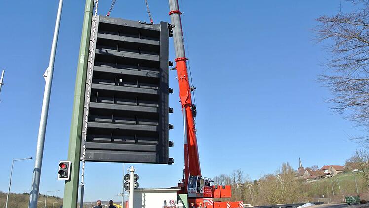 Sieht so unscheibar aus, kostet aber eine Viertelmillion Euro... ein Flügel der insgesamt vier Schleusentorflügel. Je zwei bilden ein Tor.