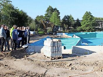 Die Mitglieder des Zweckverbandes besichtigten vor der Sitzung die Umbauarbeiten. Hier stehen sie vor dem neuen Naturbadesee. Foto: Obermain-Therme