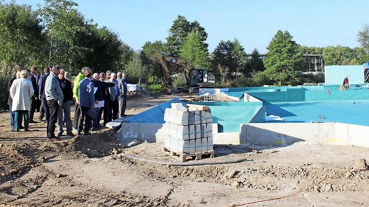 Die Mitglieder des Zweckverbandes besichtigten vor der Sitzung die Umbauarbeiten. Hier stehen sie vor dem neuen Naturbadesee. Foto: Obermain-Therme
