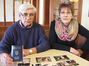 Jozo und Murada Ivascenko mit Familienbildern aus Kroatien. Jozo hat einen neuen Pass. Foto: Friedwald Schedel