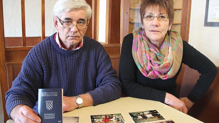 Jozo und Murada Ivascenko mit Familienbildern aus Kroatien. Jozo hat einen neuen Pass. Foto: Friedwald Schedel
