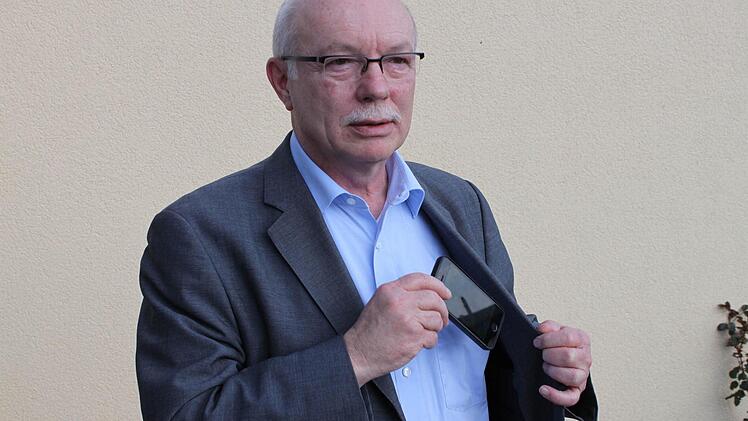 Dieter Greger, Kreisgeschäftsführer des BRK, hat sein iPhone 5s immer dabei (Nummer 3).