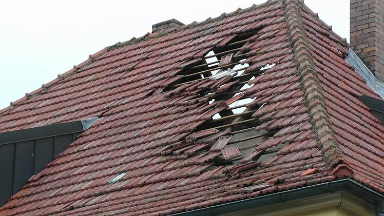 In der Hofheimer Straße hat der Sturm dieses Dach durchlöchert.  Foto: Christian Licha