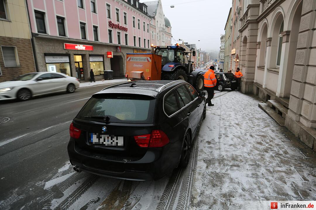 Hof: Schneepflug rammt geparkte Autos