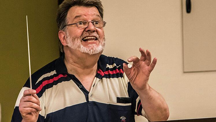 Hans Stähli bei der Probenarbeit mit dem Orchester der "Musikfreunde Neustadt" für das Open-Air-Konzert am Sonntag (3. Juli) im Freibad.Foto: Jochen Berger