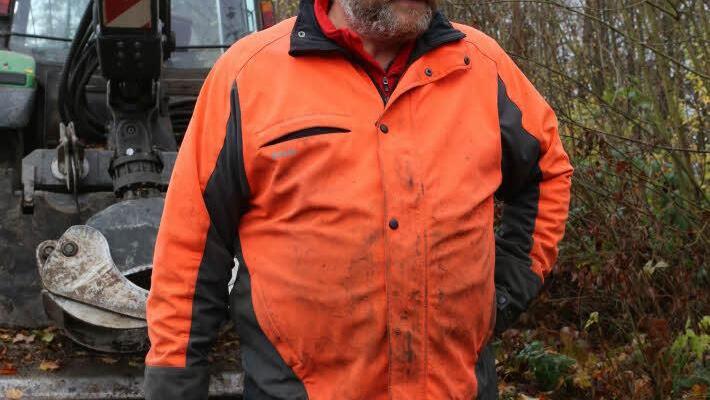 Christoph Schießer wird den Baum absägen. Foto: Barbara Herbst