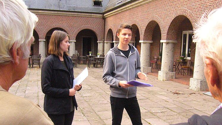 Svenja Baksein und Levente Piri erklärten den Großwenkheimer Reservisten bei der Führung viele neue Aspekte der Anlage und gaben einigen Kreuzen ein Gesicht. Sie zeigten Bilder der hier beerdigten Soldaten. Foto: Paul Ziegler