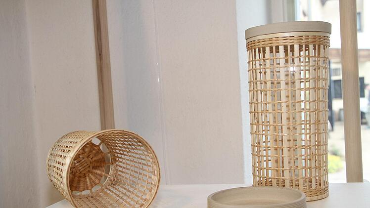 Die Aufgabe für Schüler im zweiten Ausbildungsjahres bestand darin, ein geflochtenes Gefäß mit einem Deckel aus einem anderen Material zu versehen. Hier ist es ein Deckel aus Keramik.