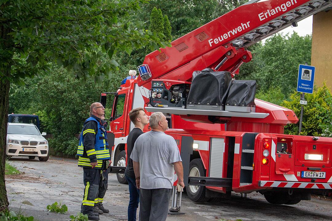 Zentimeterdicke Hagelkörner und Starkregen: Unwetter hat Franken im Griff