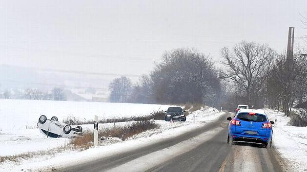 Manche Autos, wie hier zwischen Sche&szlig;litz und K&ouml;ttensdorf, &uuml;berschlugen sich und landeten auf dem Dach. Foto: Ronald Rinklef