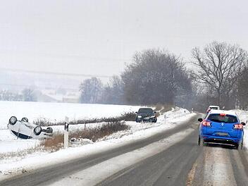 Manche Autos, wie hier zwischen Sche&szlig;litz und K&ouml;ttensdorf, &uuml;berschlugen sich und landeten auf dem Dach. Foto: Ronald Rinklef