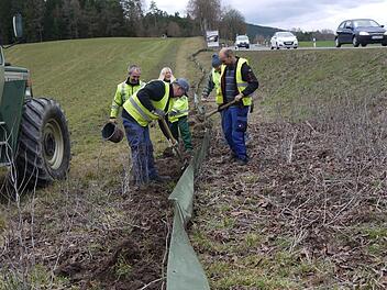 Zwischen Gundelsdorf und Friesen bauen freiwillige Helfer in diesen Tagen einen Schutzzaun f&uuml;r Amphibien auf. So wird verhindert, dass die Tiere die f&uuml;r sie gef&auml;hrliche Stra&szlig;e &uuml;berqueren. Foto: Rebecca Vogt
