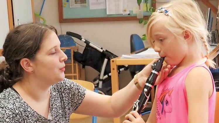 Beim Klarinettespielen muss man das Kinn leicht nach oben strecken, informierte Ausbilderin Daniela Reh die Erstklässerin Lucy.
