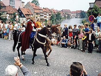 Festzug zur 1000-Jahr-Feier der Stadt Bamberg 1973: Heinrich II. und Kunigunde reiten &uuml;ber die Markusbr&uuml;cke.  Foto: N.N./Stadtarchiv Bamberg