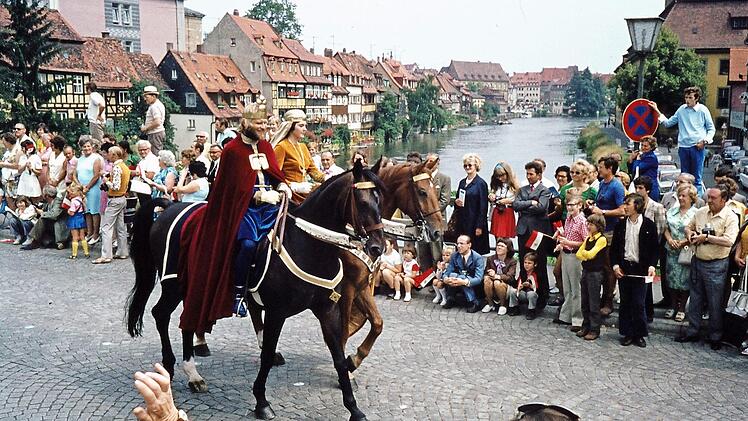 Festzug zur 1000-Jahr-Feier der Stadt Bamberg 1973: Heinrich II. und Kunigunde reiten &uuml;ber die Markusbr&uuml;cke.  Foto: N.N./Stadtarchiv Bamberg